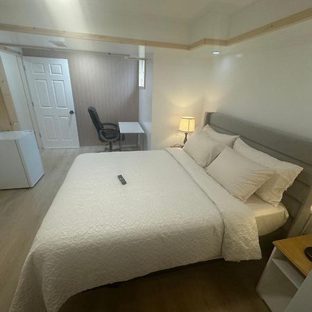 Private Entrance, Private Bathroom, Bedroom And Workspace Ottawa Exterior photo