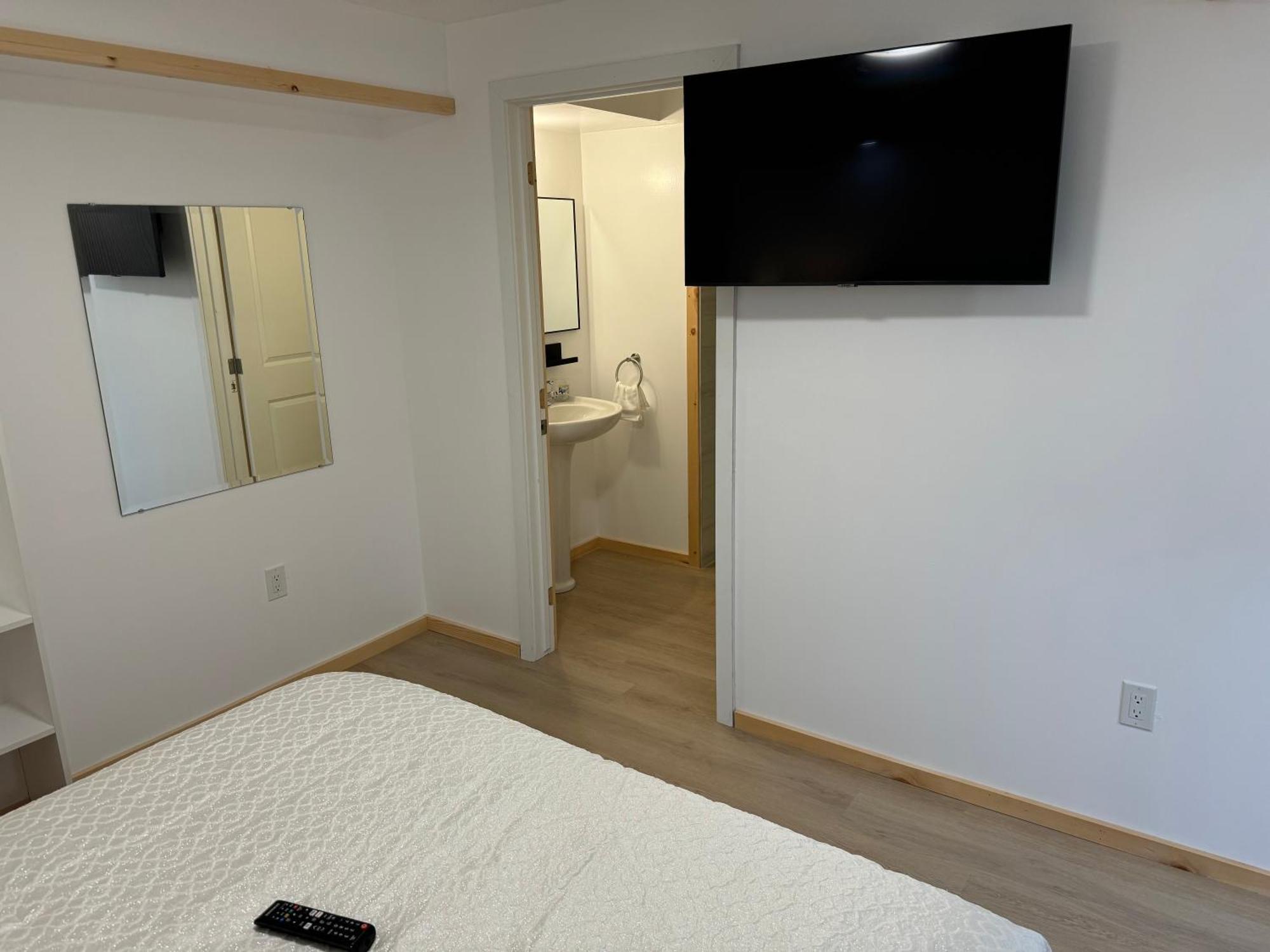Private Entrance, Private Bathroom, Bedroom And Workspace Ottawa Exterior photo