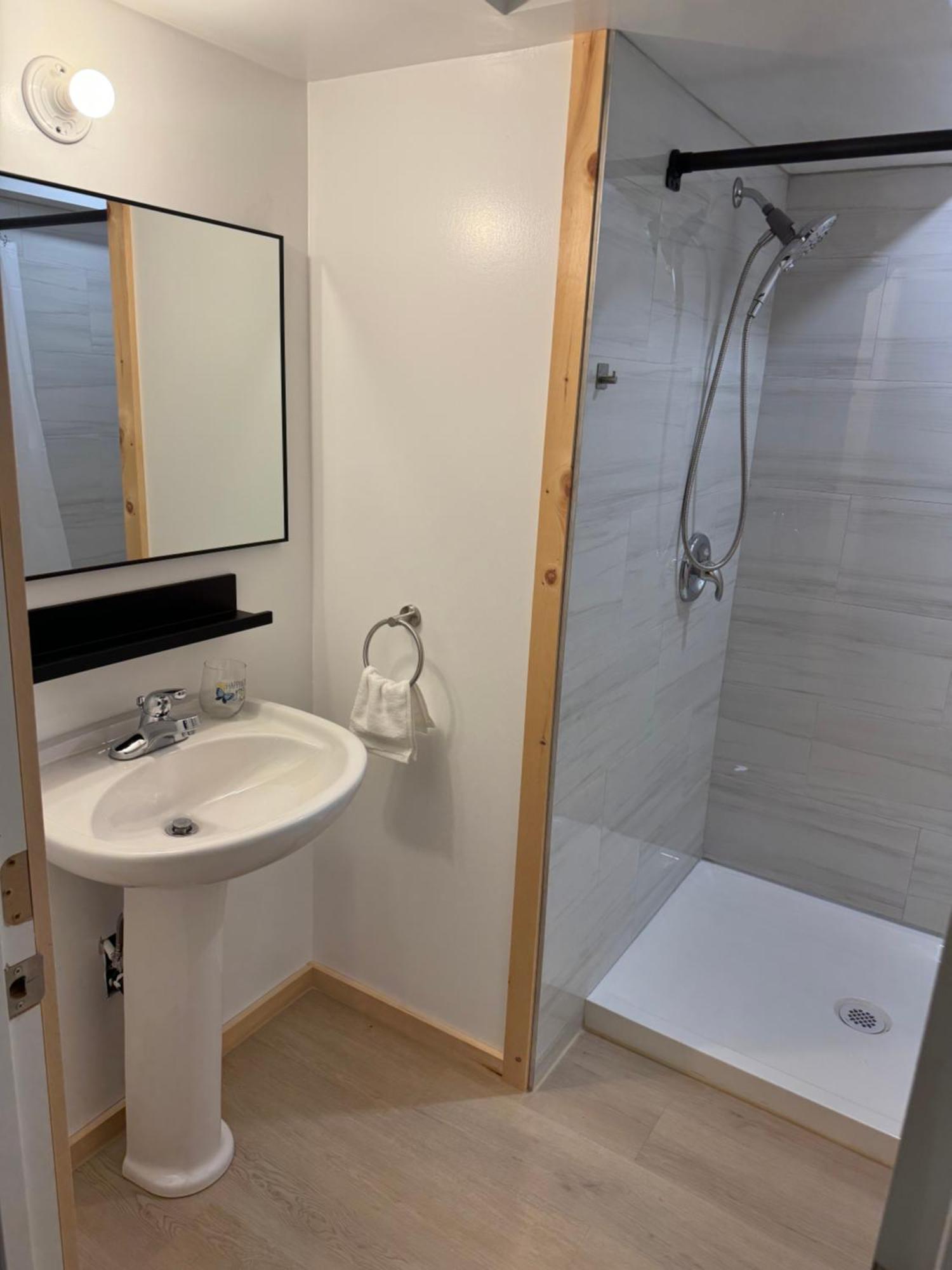 Private Entrance, Private Bathroom, Bedroom And Workspace Ottawa Exterior photo