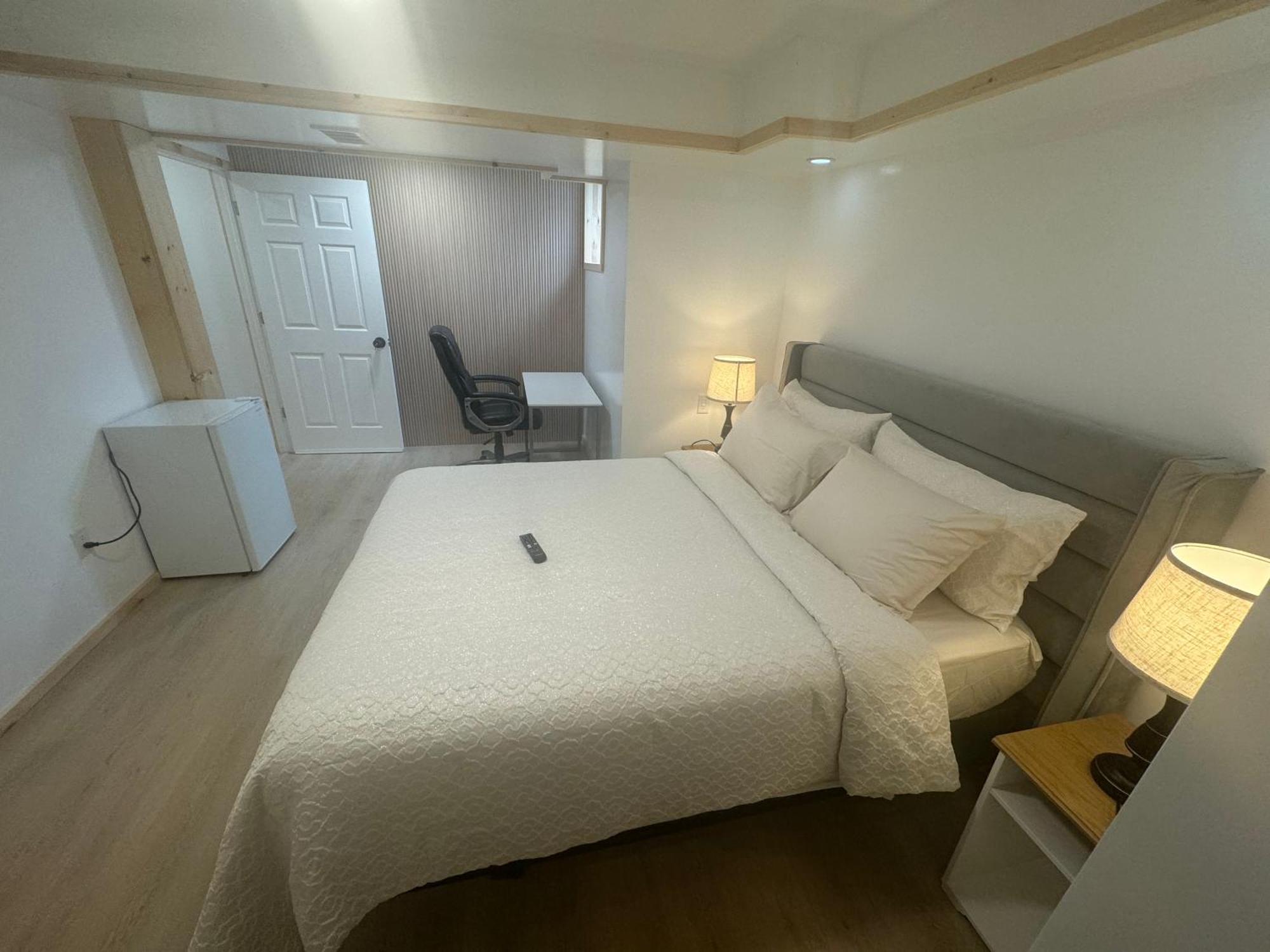 Private Entrance, Private Bathroom, Bedroom And Workspace Ottawa Exterior photo