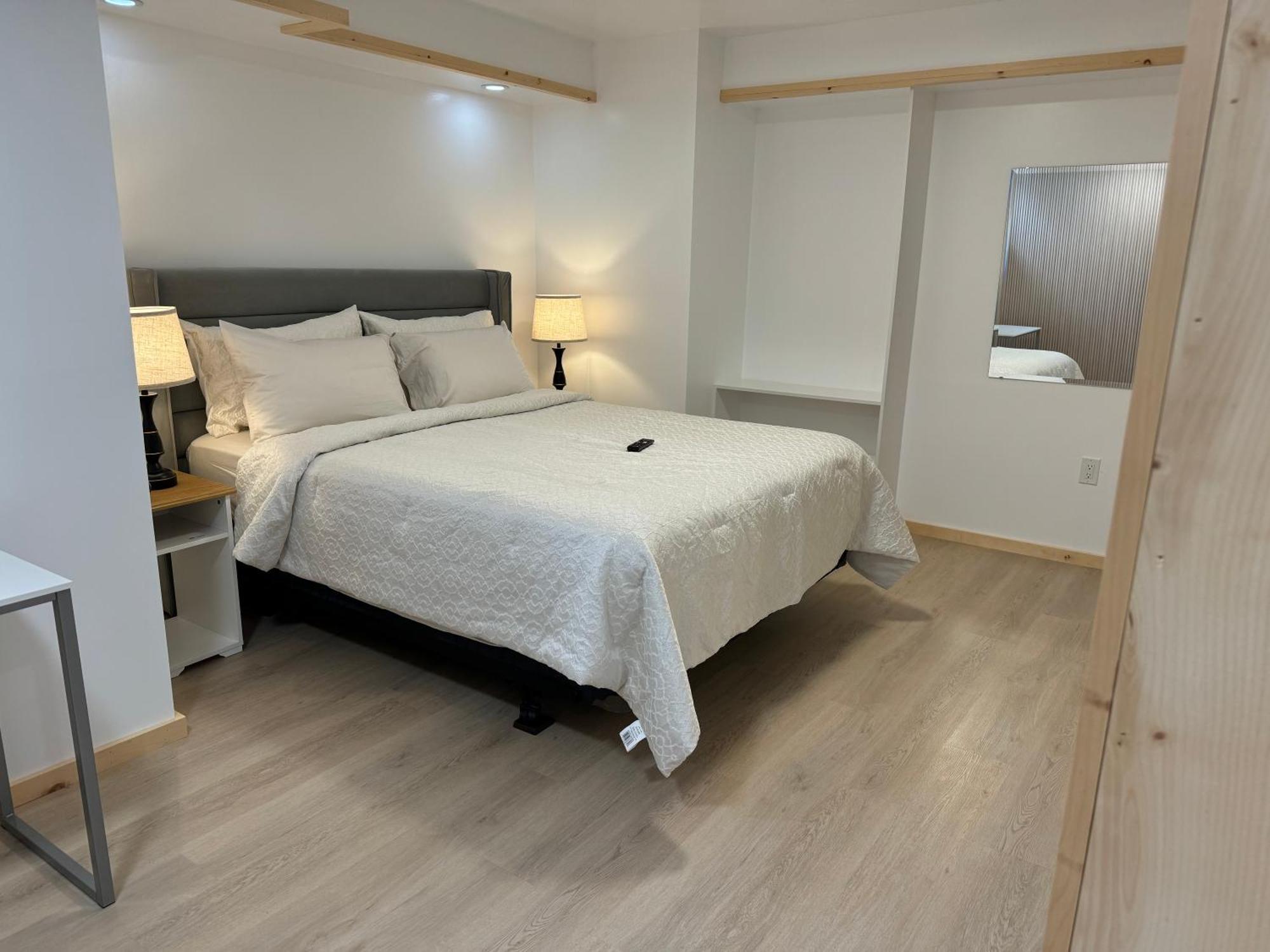 Private Entrance, Private Bathroom, Bedroom And Workspace Ottawa Exterior photo